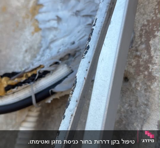 תמונה של קיר עם חומר איטום וכבלים